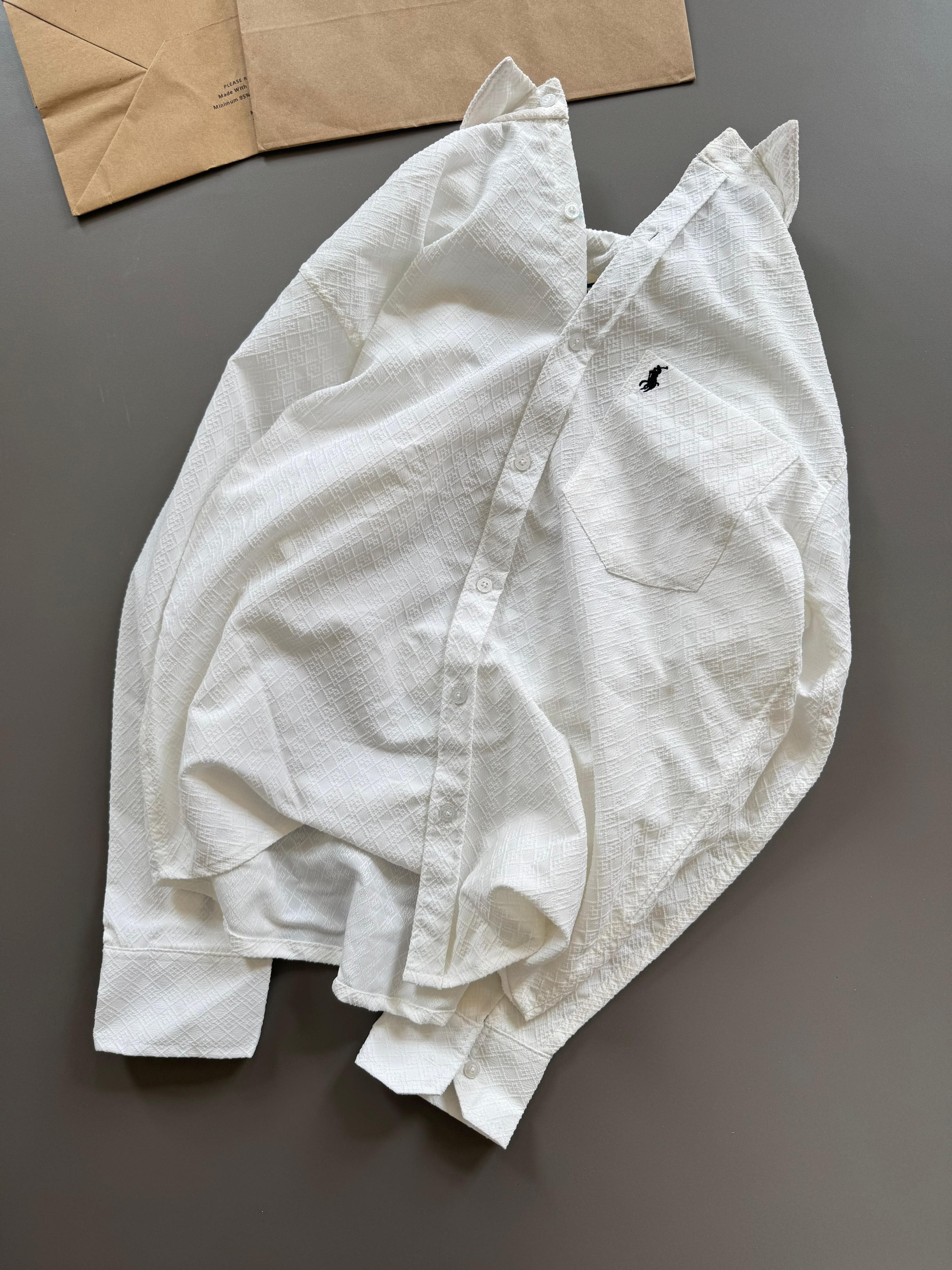 Important fabric shirt
White & black 
Size M,L,Xl